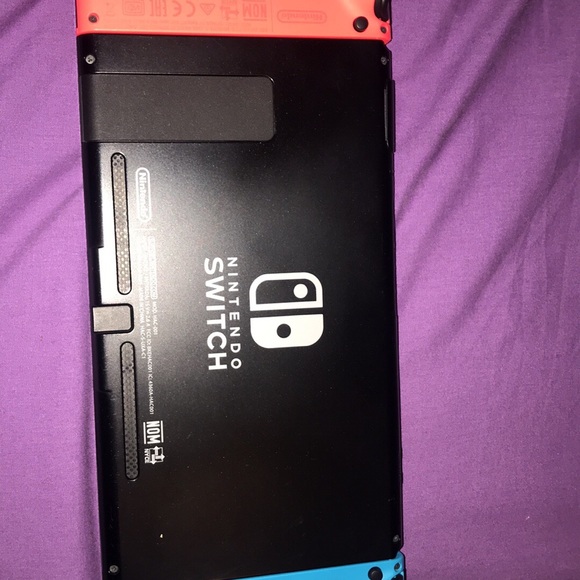 Nintendo switch barley used comes with 2 games - Picture 4 of 4